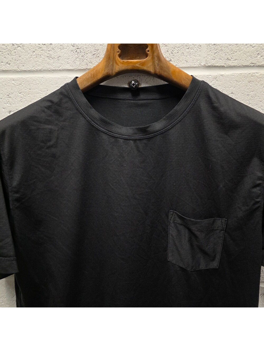 Vuori Men V109 Performance Short Sleeve Pocket T-Shirt black Heather  L 22x28